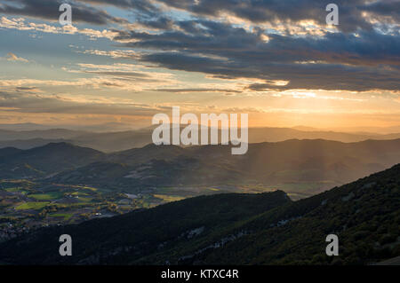 Tal bei Sonnenuntergang im Herbst, Monte Cucco Park, Apennin, Umbrien, Italien, Europa Stockfoto