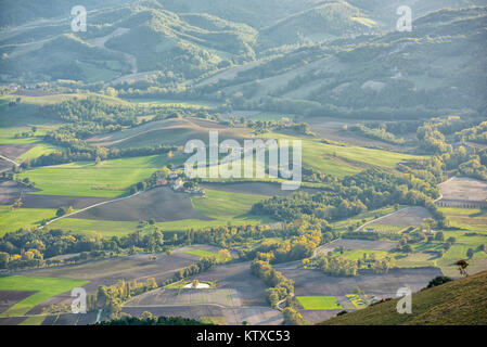 Tal bei Sonnenuntergang im Herbst, Monte Cucco Park, Apennin, Umbrien, Italien, Europa Stockfoto