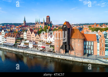 Danziger Altstadt in Polen mit dem ältesten mittelalterlichen Hafenkran (zuraw) in Europa, St. Maria Kirche, Rathaus turm und Fluss Mottlau. Luftaufnahme, Stockfoto