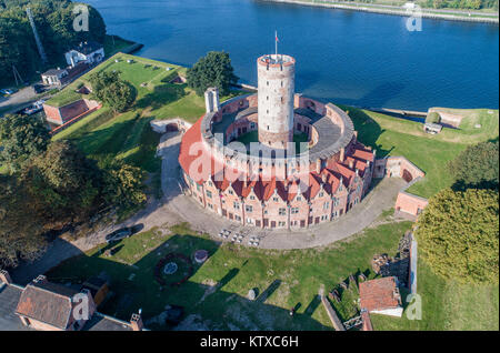 Mittelalterliche Wisloujscie Festung mit alten Leuchtturm Turm im Hafen von Danzig, Polen ein einzigartiges Denkmal der Festungsanlage funktioniert. Luftaufnahme Stockfoto