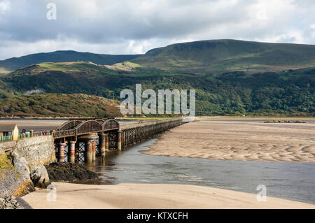 Barmouth Bridge (Viadukt), groß, Holz- bau, auf Cambrian Coast Railway über den Fluss Mawddach, Cardigan Bay, Gwynedd, Wales, Vereinigtes Königreich, Stockfoto