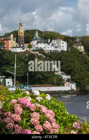 Clock Tower, vom Kai, Portmeirion, Gwynedd, Wales. Großbritannien, Europa Stockfoto