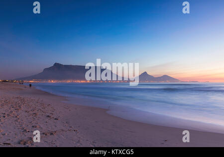 Blick auf den Tafelberg von Kapstadt Strand bei Sonnenuntergang, Cape Town, Western Cape, Südafrika, Afrika Stockfoto