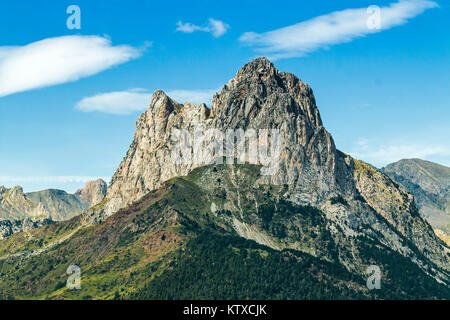 Die 2341 m Kalkstein peak Pena Foratata, ein großer Meilenstein in der malerischen oberen Valle de Tena Valle, Sallent de Gallego, Pyrenäen, Aragon, Spanien, Europa Stockfoto