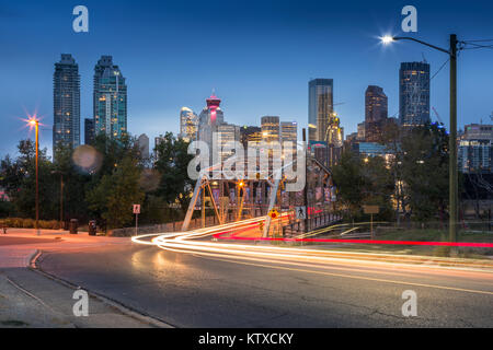 Auto trail Lichter durch Macdonal Avenue Bridge und die Skyline der Innenstadt bei Dämmerung, Calgary, Alberta, Kanada, Nordamerika Stockfoto