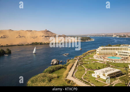 Blick auf die Insel Elephantine, Movenpick Resort und Nil, Aswan, Ägypten, Nordafrika, Afrika Stockfoto