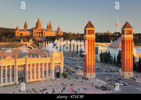 Blick auf die Placa d'Espanya (Placa de Espana) nach Palau Nacional (Museu Nacional d'Art de Catalunya), Barcelona, Katalonien, Spanien, Europa Stockfoto