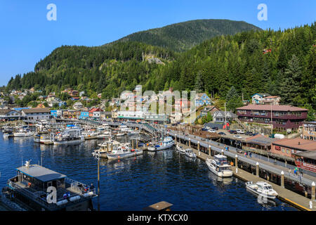 Kleine Boote, Stadt und Wald, schöne sonnige Sommertag, Ketchikan Waterfront, Erhöhte Ansicht, südlichen Pfannenstiel, Alaska, Vereinigte Staaten von Amerika, N Stockfoto