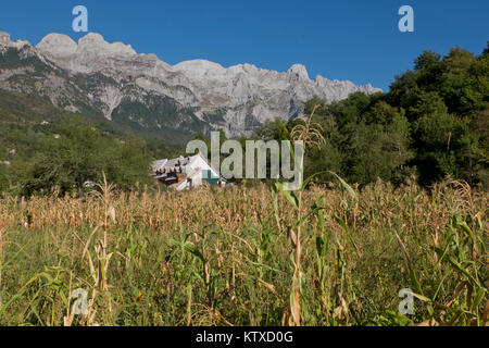 Ansicht der Albanischen Alpen in der Nähe von Thethi, auf dem westlichen Balkan, in Nordalbanien, Europa Stockfoto