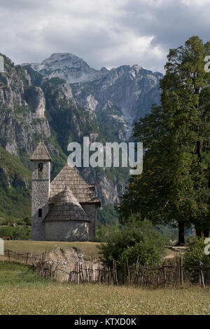 Ansicht der Albanischen Alpen in der Nähe von Thethi, auf dem westlichen Balkan, in Nordalbanien, Europa Stockfoto