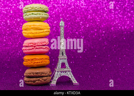 Blick von oben auf die bunten Macaron oder Makronen auf rosa Hintergrund. makronen Stockfoto