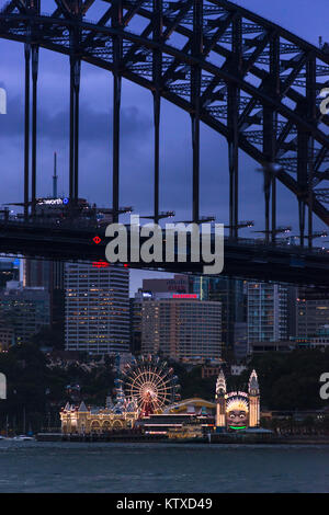 Sydney Harbour Bridge mit Luna Park Vergnügungspark an der North Shore, Sydney, New South Wales, Australien, Pazifik Stockfoto
