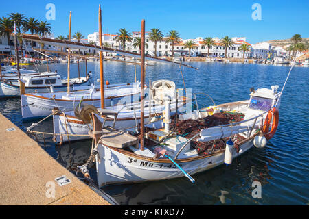 Blick auf das Dorf mit Hafen, Fornells, Menorca, Balearen, Spanien, Mittelmeer, Europa Stockfoto