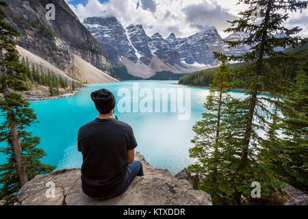 Alleinreisender am Lake Moraine und das Tal der zehn Gipfel, Banff Nationalpark und UNESCO-Weltkulturerbe, kanadische Rockies in Alberta, Kanada, Keine Stockfoto