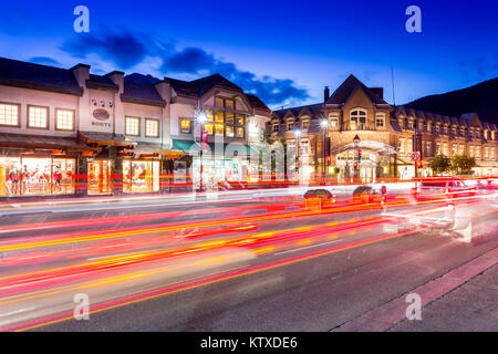 Trail Lichtern und Geschäften an der Banff Avenue in der Dämmerung, Banff, Banff National Park, Alberta, Kanada, Nordamerika Stockfoto