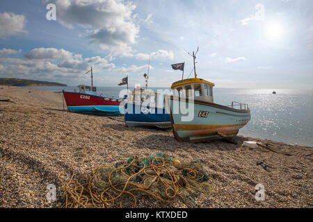 Drei kleine Fischerboote hochgezogen auf Kiesstrand, Bier, Devon, England, Vereinigtes Königreich, Europa Stockfoto