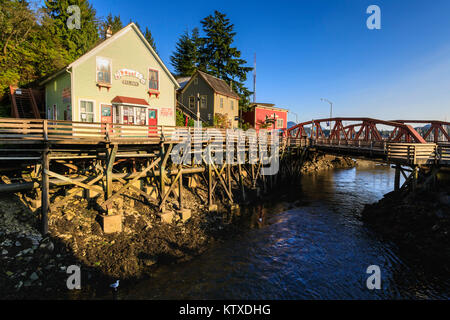 Creek Street, Ketchikan Creek Boardwalk, historische Rotlichtviertel, schönen sonnigen Sommerabend, Ketchikan, Alaska, Vereinigte Staaten von Amerika, noch Stockfoto