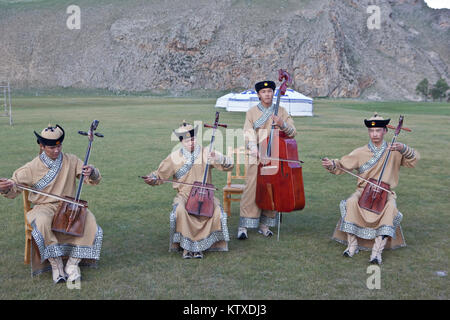 Lokale Band spielen in der Mongolei National Instrument, der Morin khuur (Pferdekopf Geige) und Khoomi durchführen, in der Kehle singen, Bunkhan, Mongolei, zentrale Asi Stockfoto