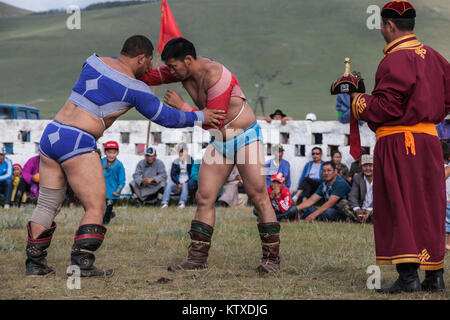 Ringkampf, eine der Hauptattraktionen von naadam Festival, Bunkan, Bulgam, Mongolei, Zentralasien, Asien Stockfoto