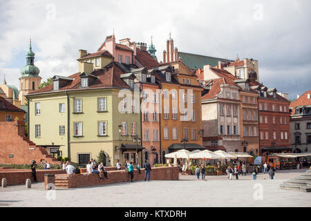 Touristen zu Fuß über Schloss Platz Plac Zamkowy, Standort von Sigismunds Spalte und bei der königlichen Burg, Altstadt wieder aufgebaut nach dem Zweiten Weltkrieg, UNESCO-Herita Stockfoto