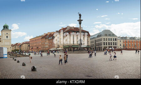 Touristen zu Fuß über Schloss Platz Plac Zamkowy, Standort von Sigismunds Spalte und bei der königlichen Burg, Altstadt wieder aufgebaut nach dem Zweiten Weltkrieg, UNESCO-Herita Stockfoto