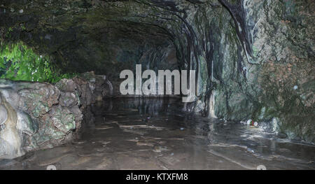 Höhle in der Nähe des Wasserfalls obere Duden in Antalya. Stockfoto
