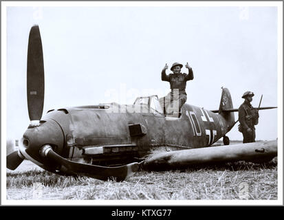 WW2 britische Soldaten posieren mit der Nazi Luftwaffe Messerschmitt Bf 109E-4, die am 24. August 1940 in East Langdon in Kent abstürzte. Der Pilot, Oberfeldwebel Beeck, wurde unverletzt gefangen genommen. 2. Weltkrieg 2. Weltkrieg Stockfoto