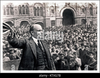 LENIN ÖFFENTLICHE REDE MENSCHENMASSEN historisches Foto der Bolschewistischen Vladimir Lenin die Russische Revolution vom Oktober 1917 (Von der Russischen Kalender), war einer der wichtigsten Momente in der modernen Geschichte der Fall Der Romanov-dynastie Stockfoto