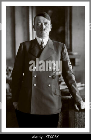 PORTRÄT ADOLF HITLER in offizieller Uniform mit Hakenkreuzarmband Porträt des Führers Adolf Hitler von Heinrich Hoffman (persönlicher Fotograf) im Berliner Reichstag Deutschland der 1930er Jahre Stockfoto