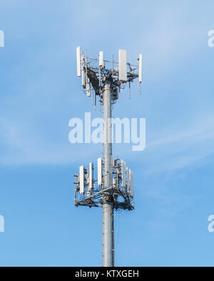 Eine Funkzelle Turm vor einem blauen Himmel. USA. Stockfoto