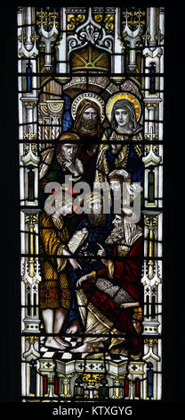 Buntglasfenster von Powell & Sons, das Jesus mit den Ältesten im Tempel, St. Mary's Church, Stratford St. Mary, Suffolk, England, darstellt Stockfoto