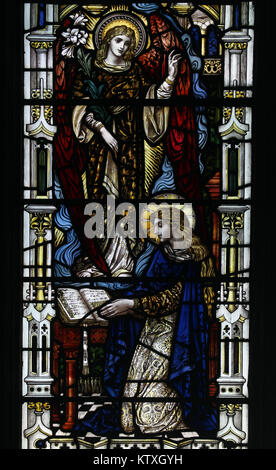 Kirchenfenster von Powell & Söhne mit der Darstellung der Verkündigung, der Kirche St. Mary, Stratford St Mary, Suffolk, England; Stockfoto