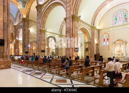 Cuenca Ecuador - Menschen anbeten im Innenraum von Cuenca Dom (Kathedrale der Unbefleckten Empfängnis), Cuenca Ecuador Südamerika Stockfoto