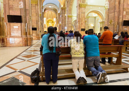 Cuenca Ecuador - Katholische Messe in der Kathedrale von Cuenca (Kathedrale der Unbefleckten Empfängnis), Cuenca Ecuador Südamerika Stockfoto