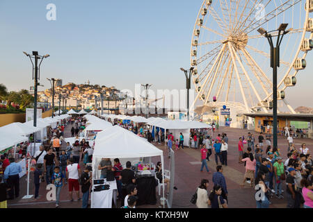 Guayaquil, Ecuador, Menschen am Wasser oder Malecon, mit Marktständen und dem Riesenrad; Guayaquil Stadt, Ecuador, Südamerika Stockfoto