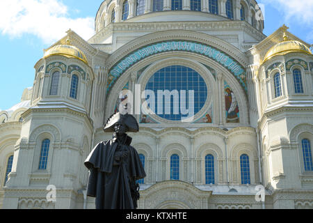 Kronstadt, Russland - Juli 14, 2016: Denkmal für russische Admiral auf das Meer des 18. Jahrhunderts Fjodor Uschakow. In der Nähe der Marine Kathedrale von Stockfoto