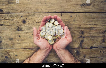 Man Hände halten einen Stapel von Euro-münzen, Ansicht von oben, mit Kopie Raum Stockfoto