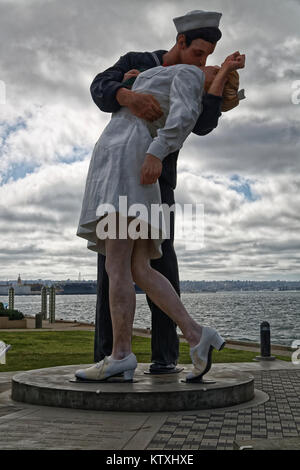 Bedingungslose Skulptur (Sailor küssen Mädchen), San Diego, Kalifornien, Übergabe Stockfoto