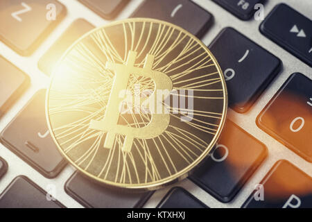 Golden Bitcoin Bargeld - Neue virtuelle Geld auf der Tastatur Stockfoto