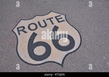 Die mythische Route 66 Schild, in Straße Asphalt, USA. Stockfoto