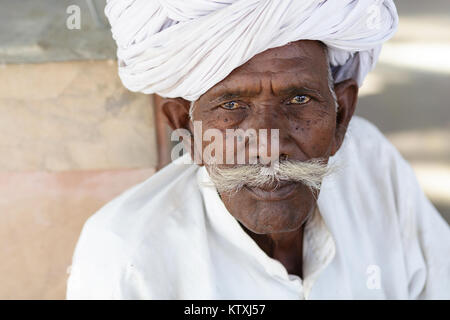 Portrait von hochrangigen indischen Mann mit weissen Turban im Dorf in der Nähe von Pushkar, Rajasthan, Indien. Stockfoto