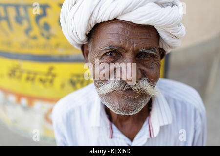 Senior indischen Mann mit großen Schnurrbart in Weiß mit weißen Turban, Dorf in der Nähe von Pushkar, Rajasthan, Indien. Stockfoto