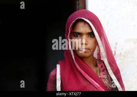 Porträt der jungen indischen Frau, tragen, Sari und einen Schleier über ihr Haar in Ihrem Haus, Dorf in der Nähe von Pushkar, Rajasthan, Indien. Stockfoto