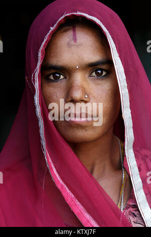 Porträt der jungen indischen Frau, tragen, Sari und einen Schleier über ihr Haar in Ihrem Haus, Dorf in der Nähe von Pushkar, Rajasthan, Indien. Stockfoto