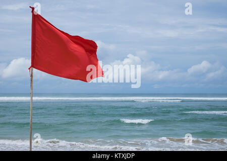 Eine rote Flagge auf dem Strand in der Nuca Dua Bali Stockfoto