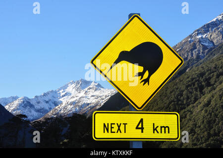 Verkehrszeichen Achtung der Kiwis in der Nähe von Arthurs Pass, Südinsel, Neuseeland Stockfoto