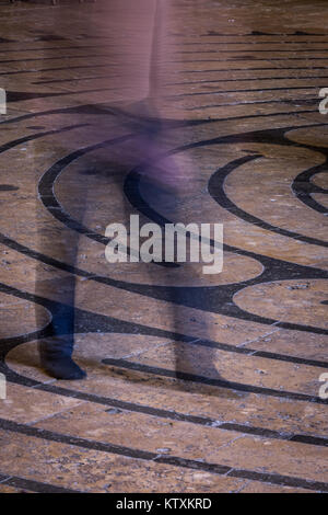 Gehen das Labyrinth an einem Freitag in der Kathedrale von Chartres. Stockfoto