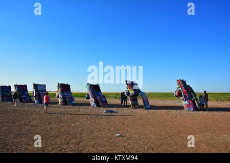 Amarillo, Texas - 21. Juli 2017: Cadillac Ranch in Amarillo. Cadillac Ranch ist eine Kunst im öffentlichen Raum Installation von alten Autowracks und eine beliebte Sehenswürdigkeit auf Stockfoto