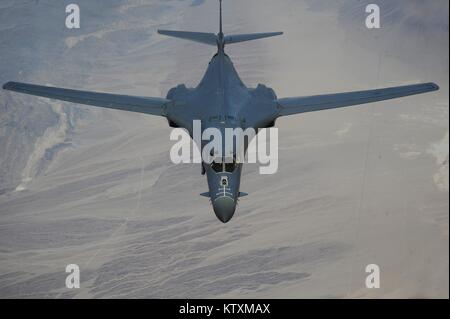 Ein US Air Force B-1B Lancer bomber Flugzeug fliegt über die Nellis Air Force Base während der Übung Green Flag West bis zum 28. April 2011 in der Nähe von Las Vegas. Stockfoto