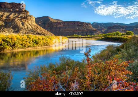 Rock Schluchten umgeben den oberen Colorado Freizeit Fluss am oberen Colorado River Recreation Area Oktober 15, 2016 in Utah. Stockfoto